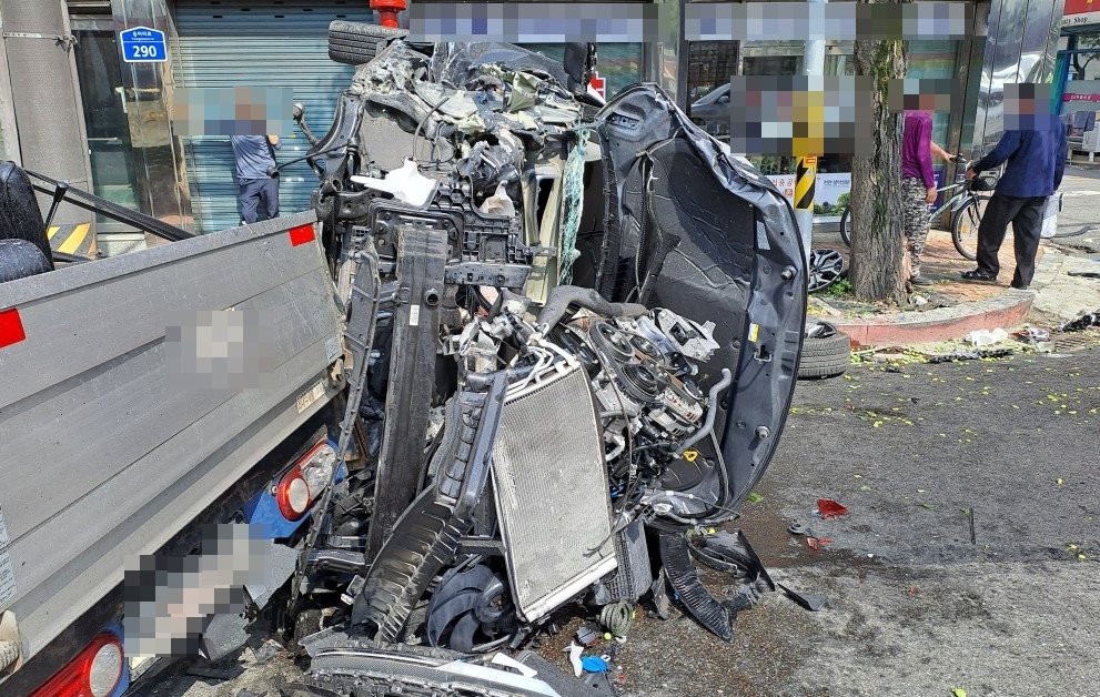 11일 오후 2시48분께 전북자치도 전주시 완산구 서완산동의 한 도로에서 SUV가 차량 2대와 전신주를 잇달아 들이받는 사고가 발생했다.(전북소방 제공)2024.6.11