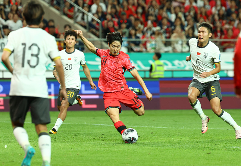 한국 축구대표팀 이강인(오른쪽에서 두 번째 18번)이 11일 중국과의 2026 북중미 월드컵 아시아 2차 예선 최종 6차전 후반 
16분에 왼발 슛을 날리고 있다. 중국 골문 왼쪽을 뚫은 이 슈팅은 한국의 결승골로 이어졌다. 한국은 이날 중국을 1-0으로 꺾고
 5승 1무(승점 16)를 기록했고 C조 1위로 3차 예선에 진출했다. 뉴시스