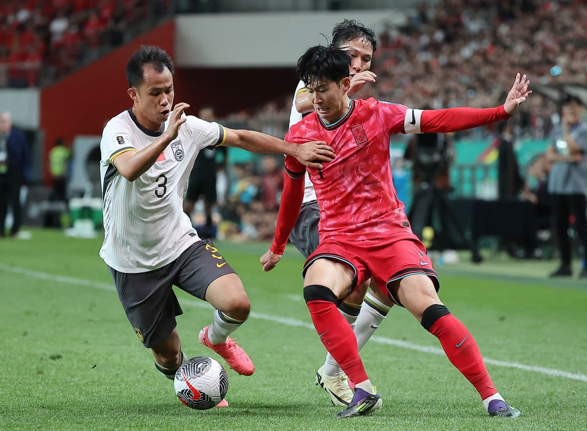 11일 오후 서울 마포구 상암동 서울월드컵경기장에서 열린 2026 북중미 월드컵 아시아 2차 예선 조별리그 C조 6차전 대한민국과 중국의 경기 후반전, 대한민국 손흥민이 중국 수비수들의 마크를 피해 돌파하고 있다. 2024.6.11 뉴스1