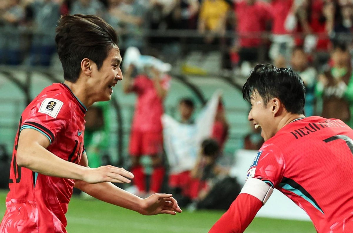 한국 축구대표팀 이강인(왼쪽)이 11일 서울월드컵경기장에서 열린 중국과의 2026 북중미 월드컵 아시아 2차 예선 최종 6차전 
후반 16분에 선제 결승골을 터뜨린 뒤 주장 손흥민을 향해 달려가며 기뻐하고 있다. 이강인은 손흥민의 품에 안긴 뒤 포효했고 
손흥민은 환하게 웃었다. 한국은 이날 중국을 1-0으로 꺾으며 5승 1무(승점 16)로 2차 예선 일정을 마무리했고 C조 1위로 
3차 예선에 올랐다. 뉴시스