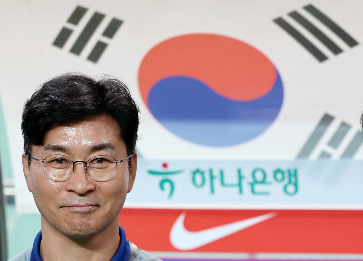 11일 오후 서울 마포구 상암동 서울월드컵경기장에서 열린 2026 북중미 월드컵 아시아 2차 예선 조별리그 C조 6차전 대한민국과 중국의 경기를 앞두고 대한민국 김도훈 임시 감독이 선수들을 보고 있다. 2024.6.11. 뉴스1