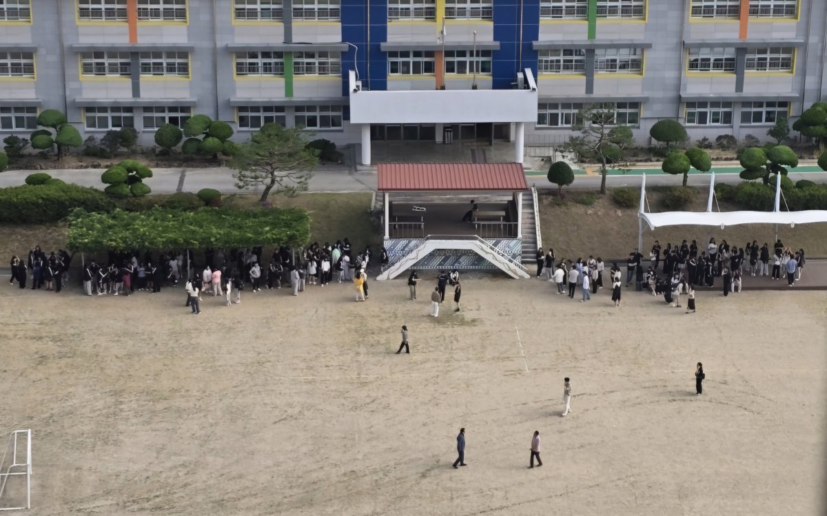 12일 전북 부안에서 규모 4.8의 지진이 발생한 가운데 지역의 한 학교 학생들이 운동장으로 대피하고 있다. 2024.6.12. 뉴시스