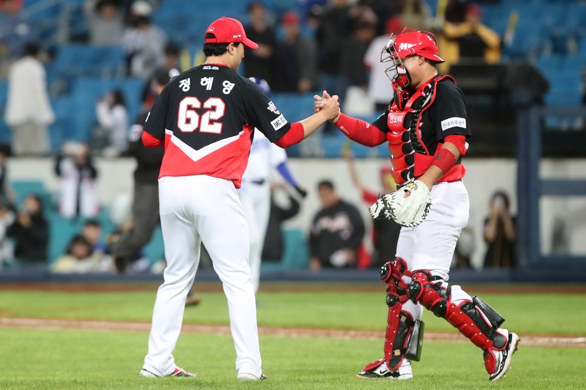 8일 오후 대구 삼성라이온즈파크에서 열린 프로야구 ‘2024 신한 SOL 뱅크 KBO리그’ KIA 타이거즈와 삼성 라이온즈의 경기, 연장 12회까지 이어진 접전 끝에 4대 2 승리를 거둔 KIA 정해영 투수와 김태군 포수가 기쁨을 나누고 있다. 2024.5.8. 뉴스1