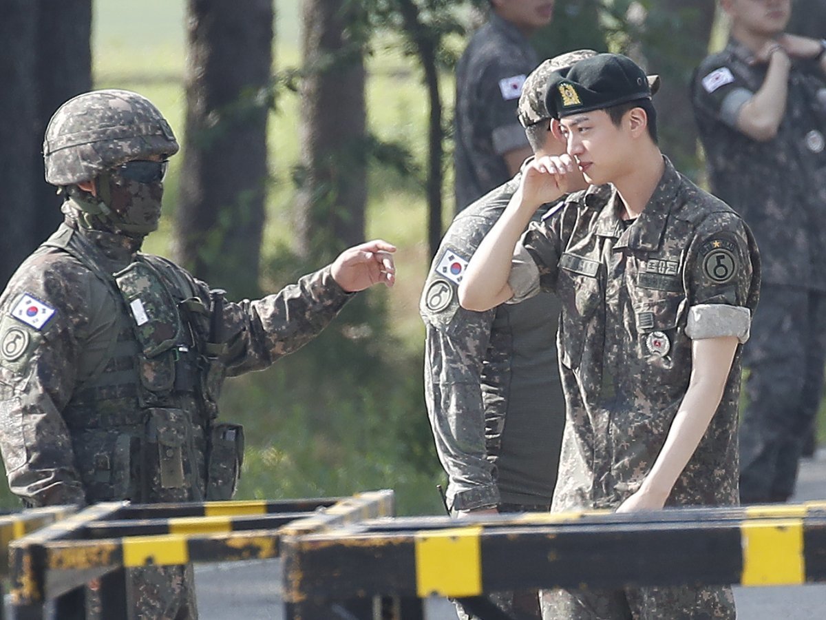 그룹 방탄소년단(BTS) 진이 12일 오전 경기도 연천 소재 육군 제5보병사단 신병교육대대에서 전역 전 병사들과 인사를 나누며 눈물을 흘리고 있다. 2024.6.12/뉴스1