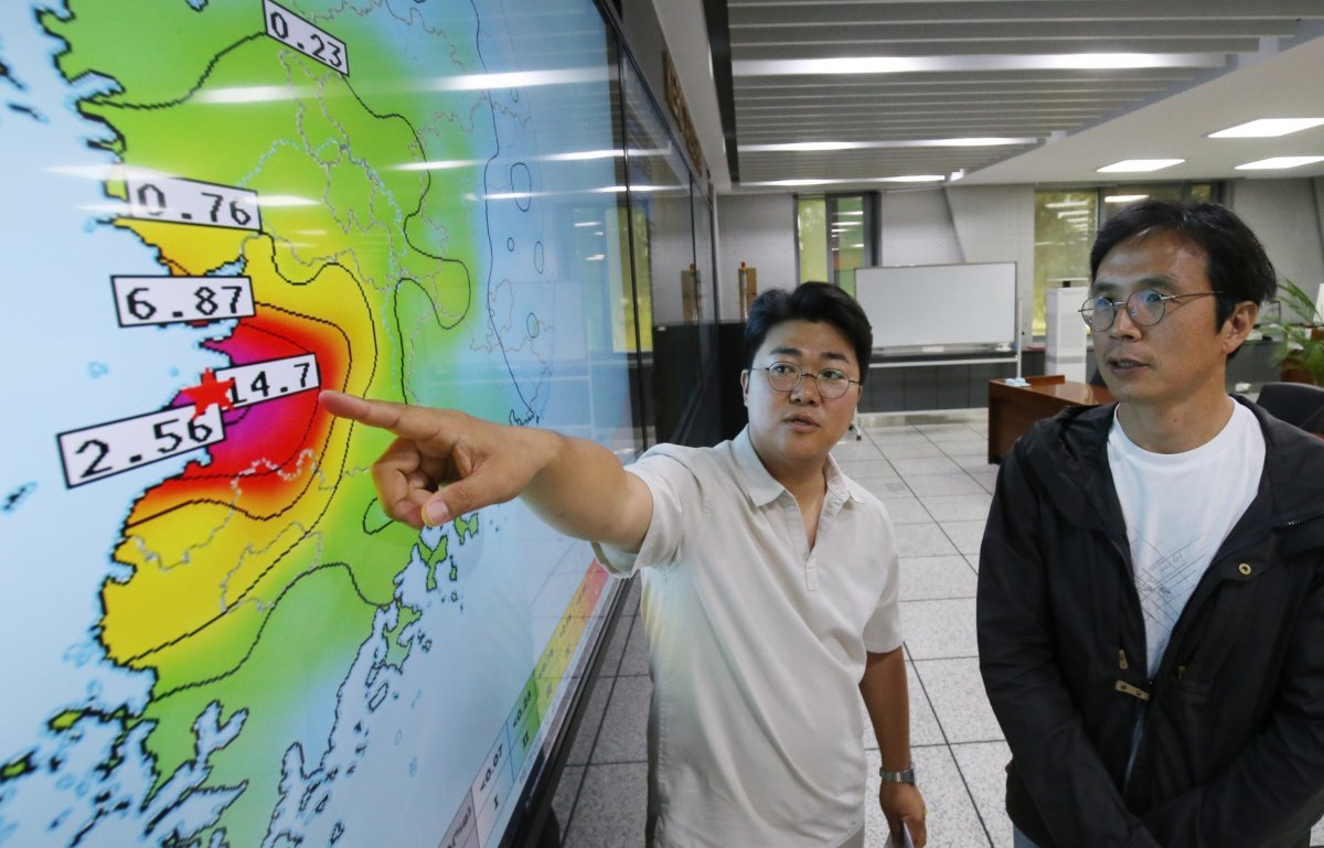 전북 부안군 남남서쪽 4㎞ 부근 지역에서 규모 4.8 지진이 발생한 가운데 12일 대전 유성구 한국지질자원연구원 지진종합상황실에서 지진분석자들이 상황을 분석하고 있다. 이날 오전 8시 26분 전북 부안군 남남서쪽 4㎞ 부근 지역에서 발생한 지진은 역대 한반도 지역 지진 중 7번째, 해역 지진을 포함한 전체 지진 중 16번째로 강력한 것으로 나타났다. 2024.6.12. 뉴스1