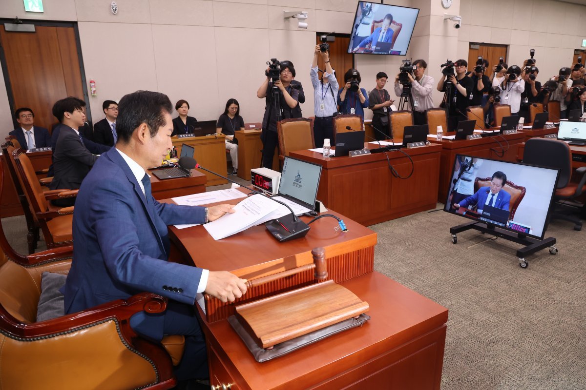 정청래 국회 법제사법위원회 위원장이 12일 오후 서울 여의도 국회에서 열린 법사위 첫 전체회의에서 의사봉을 두드리고 있다. 

더불어민주당의 상임위 일정에 보이콧을 선언한 국민의힘 의원들은 이날 회의에 불참했다. 2024.6.12/뉴스1