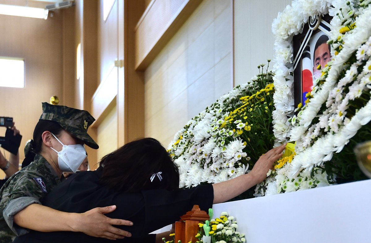 지난해 7월 20일 오후 경북 포항시 해병대 1사단에 마련된 고 채모 상병 빈소에서 채 상병의 어머니가 오열하고 있다. 뉴시스