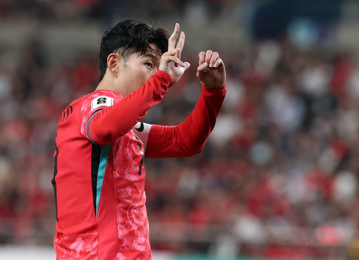 Son Heung-min drew the score of the first game, 3-0, by hand in the first half of the match between Korea and China in the 6th match of Group C of the 2026 North and Central America World Cup Asia 2nd qualifying group stage held at the Seoul World Cup Stadium in Sangam-dong, Mapo-gu, Seoul on the afternoon of the 11th. It is showing. 2024.6.11. News 1