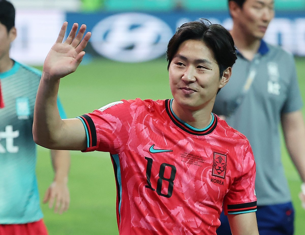 South Korea's Lee Kang-in, who won 1-0 in the 2026 North and Central America World Cup Asia 2nd round Group C match between Korea and China held at Seoul World Cup Stadium in Sangam-dong, Mapo-gu, Seoul on the afternoon of the 11th, is greeting fans in the cheering seats. 2024.6.11. News 1