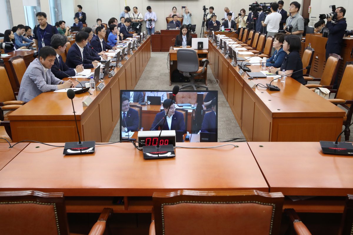 13일 오후 서울 여의도 국회에서 열린 행정안전위원회 첫 전체회의에서 여당 의원들의 자리와 국무위원 및 정부위원들의 자리가 비어있다.2024.6.13/뉴스1