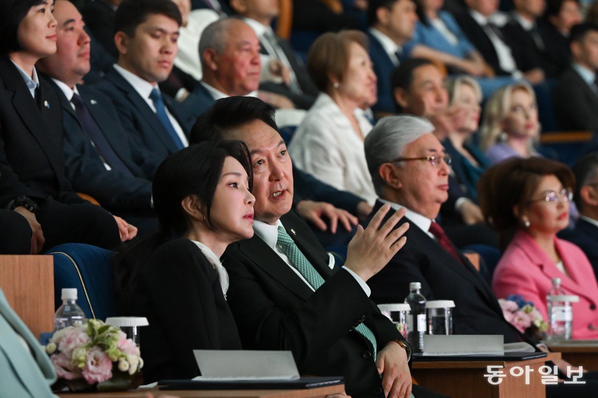 카자흐스탄을 국빈 방문 중인 윤석열 대통령과 김건희 여사가 12일(현지 시각) 카자흐스탄 아스타나 국립 아카데미 ‘칼리벡 쿠아느쉬 드라마 극장’에서 열린 한국-카자흐스탄 합동 문화공연을 관람하고 있다. 아스타나=최혁중 기자 sajinman@donga.com