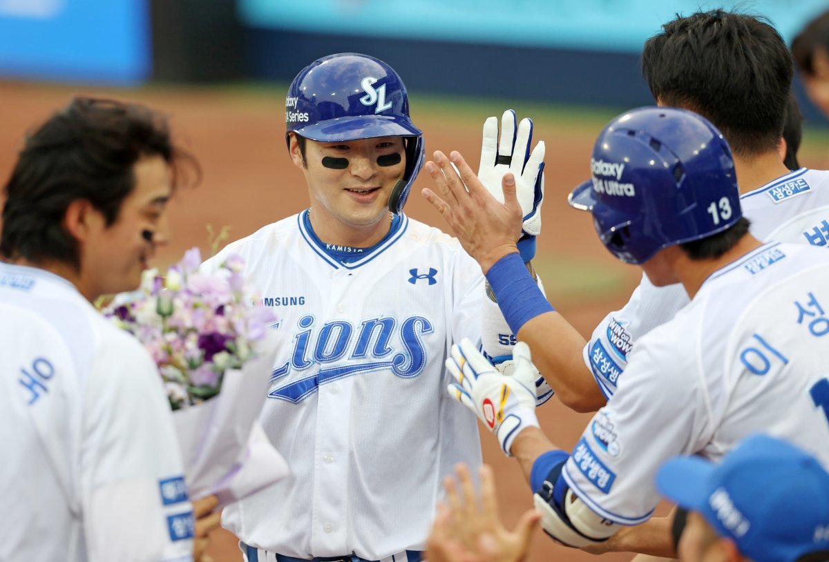 Samsung Park Byung-ho, who achieved his 400th home run in Korea and the United States, is giving a high five to his teammates during the 2024 Shinhan SOL Bank KBO League game between LG Twins and Samsung Lions held at Samsung Lions Park in Suseong-gu, Daegu on the 13th.  (Provided by Samsung Lions) 2024.6.13