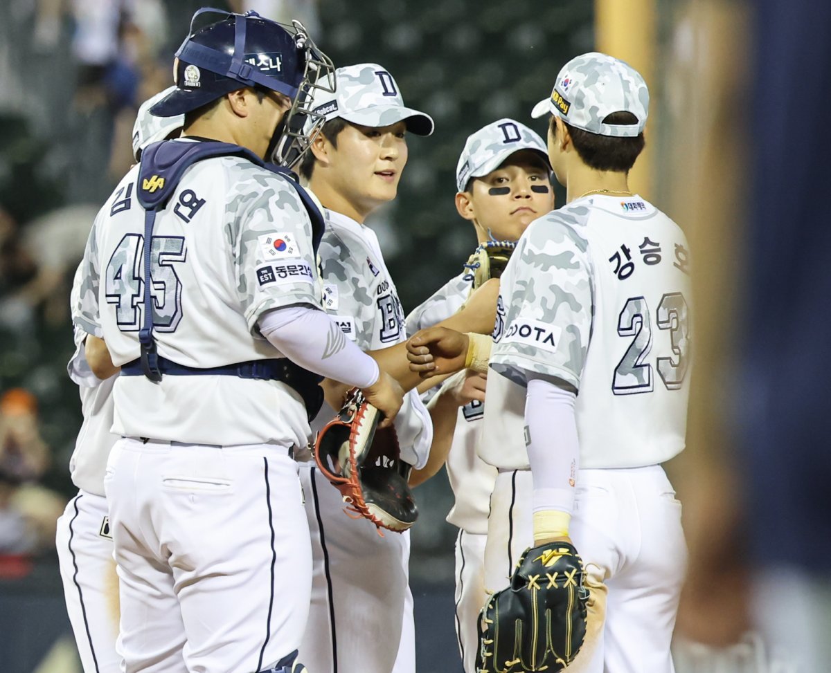 In the '2024 Shinhan SOL Bank KBO League' game between Hanwha Eagles and Doosan Bears held at Jamsil Baseball Stadium in Songpa-gu, Seoul on the afternoon of the 13th, Doosan players are sharing their joy after winning 9 to 6.  2024.6.13/News 1