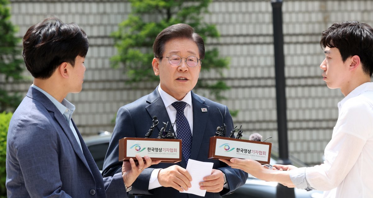 이재명 더불어민주당 대표가 14일 오후 서울 서초구 서울중앙지방법원에서 열린 공직선거법 위반 공판에 출석하며 입장발표를 하고 있다. 2024.6.14/뉴스1