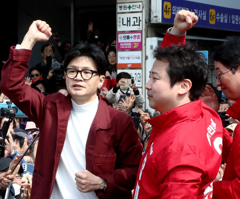 한동훈 국민의힘 비상대책위원장과 장예찬 후보가 14일 부산 북구 구포시장에서 시민들에게 인사를 하고 있다. (공동취재) 2024.3.14/뉴스1