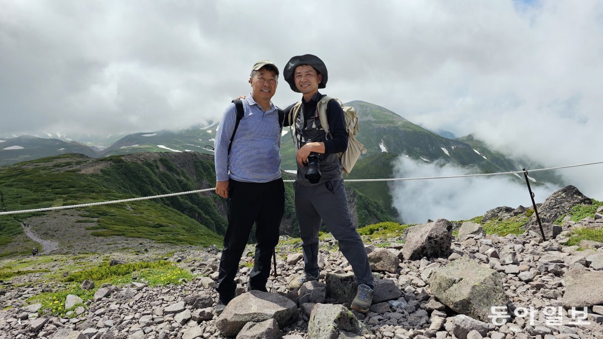 국내 정원식물 시장을 주도해온 송기훈 미산식물 대표(왼쪽)와 그의 업계 후배인 이정관 도담식물 대표. 지난해 둘은 일본 홋카이도 대설산에 올라 함께 식생을 조사했다.