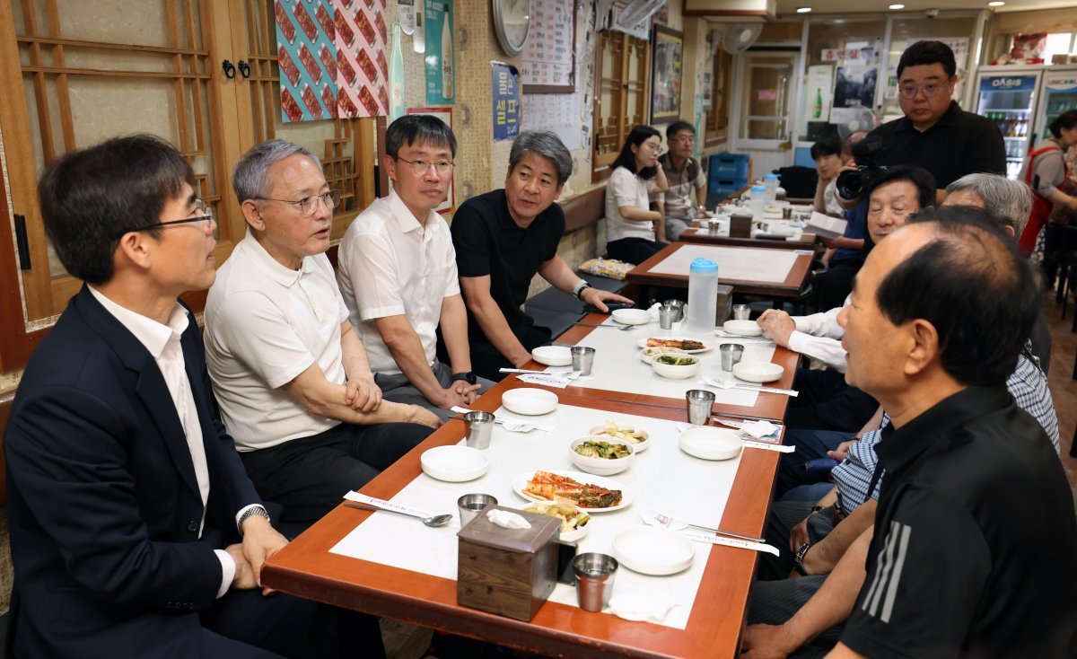 유인촌 문화체육관광부 장관이 광장시장의 한 빈대떡집에서 현장 점검 참석자들과 이야기를 나누고 있다.문화체육관광부 제공