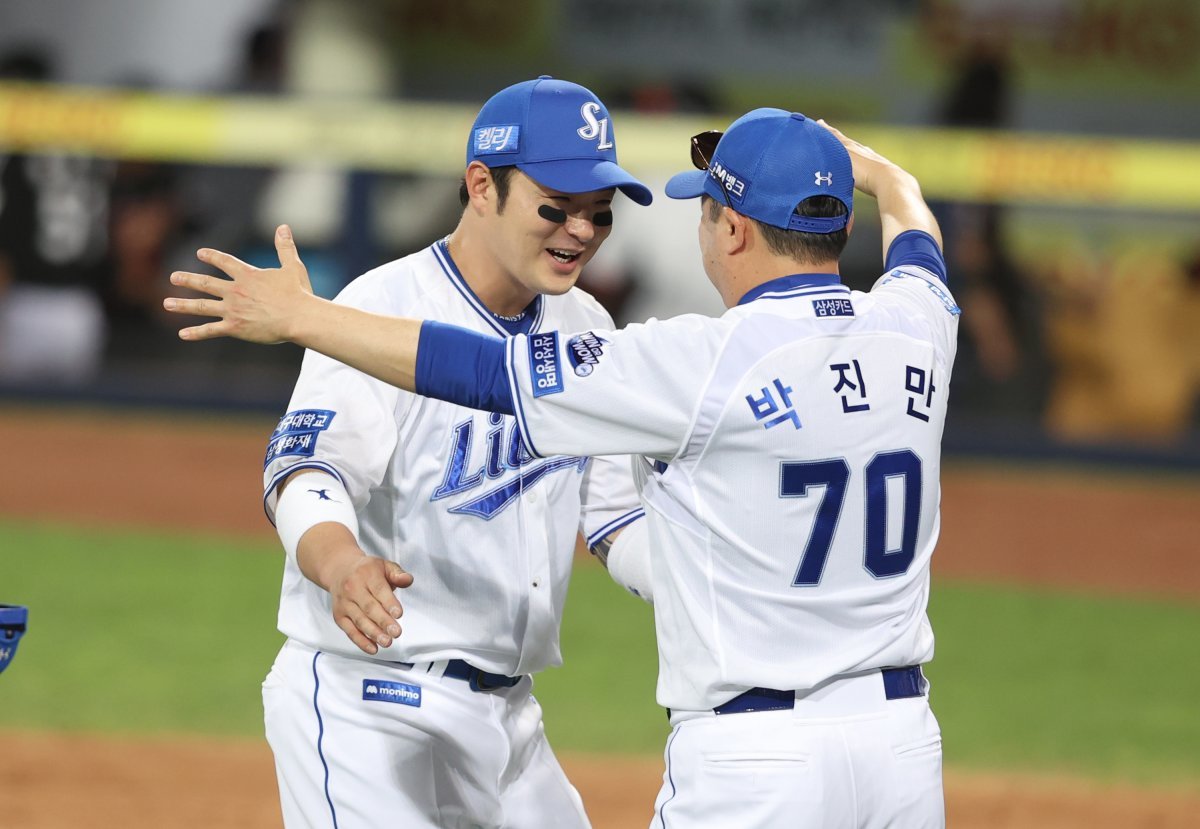 박병호를 축하 중인 박진만 삼성 감독. 
삼성라이온즈 제공