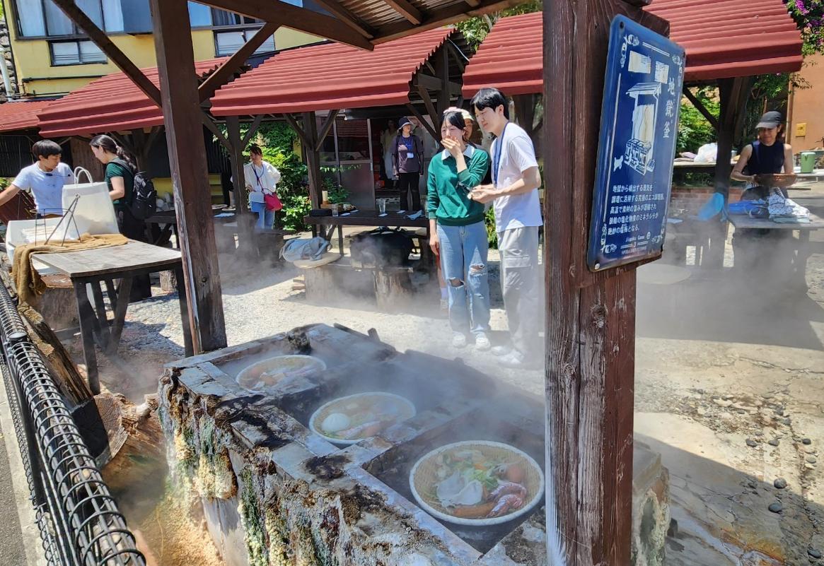 지옥찜이 온천 증기 아궁이 위에서 쪄지고 있다.