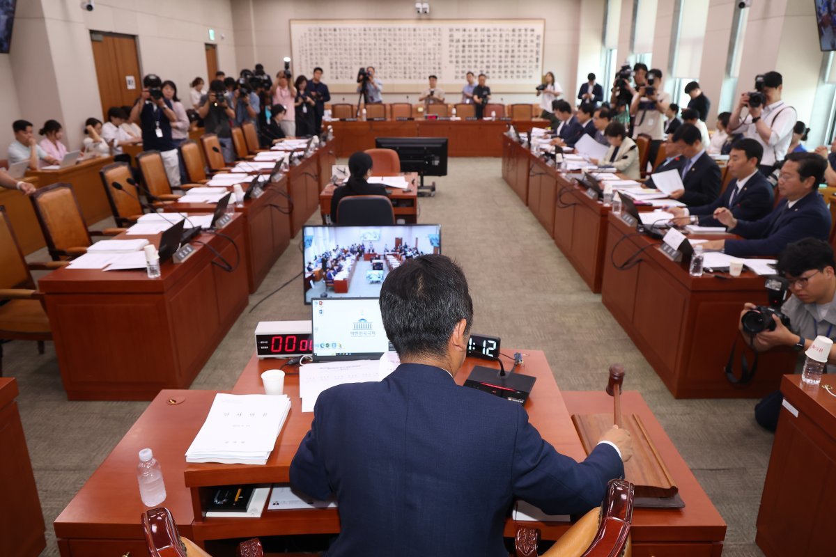 정청래 국회 법제사법위원장이 14일 오전 서울 여의도 국회에서 열린 법제사법위원회 전체회의에서 채상병 특검법 심사 소위 구성의 건을 의결하고 있다. 2024.6.14/뉴스1