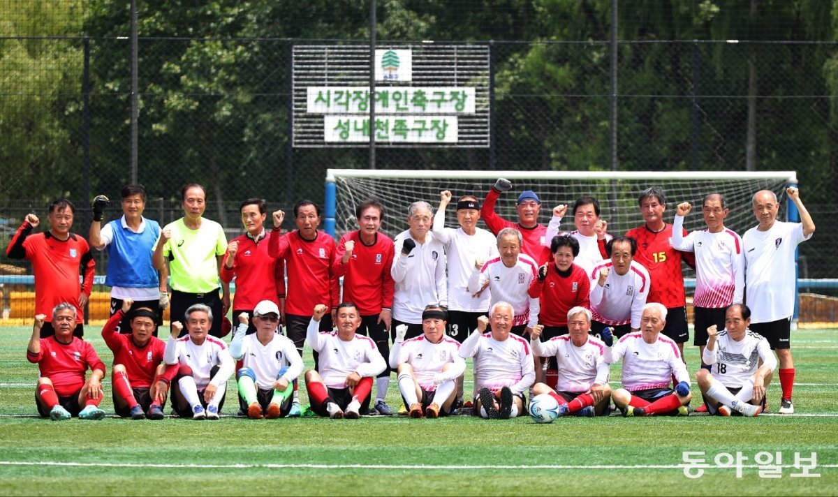 송파구70대축구단의 ‘홍일점’ 정애자 씨(가운데 줄 3명 중 가운데)가 서울 송파여성축구장에서 회원들과 포즈를 취했다. 변영욱 기자 cut@donga.com