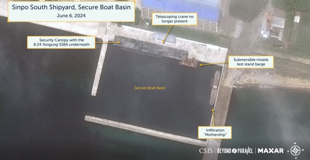 6일 촬영된 위성사진에서 북한이 잠수함발사탄도미사일(SLBM)을 시험발사 할 때 사용하던 잠수함 ‘8·24영웅함’(가운데 검정색 물체)이 해안가 구조물 위로 옮겨져 있다. 영웅함 후미에 위치한 갈색 물체 역시 원래 다른 곳에 설치돼 있던 ‘수중 미사일 시험대 바지선’이 이동한 것이다. 분단을 넘어(Beyond Parallel) 캡처