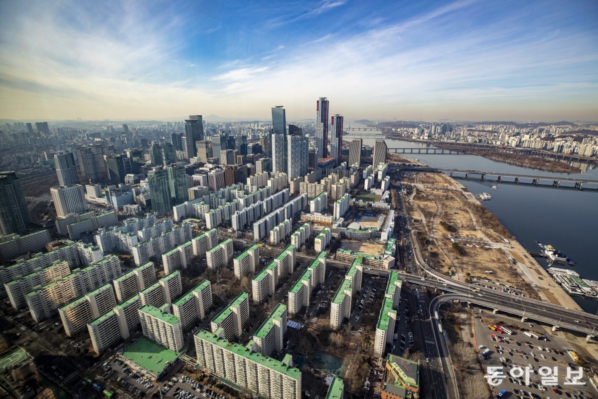 According to the Ministry of Land, Infrastructure and Transport, more than half of foreigners owning land in Korea as of the end of last year were from the United States.  The photo shows an apartment in Yeouido, Seoul.  Donga Ilbo DB