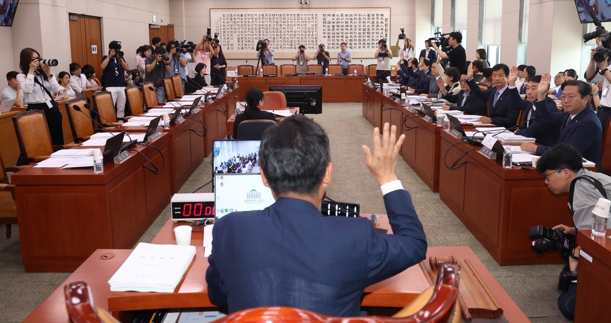 14일 오전 서울 여의도 국회에서 열린 법제사법위원회 전체회의에서 더불어민주당 측 위원들이 채상병 특검법 심사 소위 구성의 건에 찬성하고 있다. 2024.6.14/뉴스1