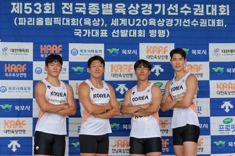 한국 육상 남자 400m 계주 대표팀이 10년 만에 한국 신기록을 수립했다. 왼쪽부터 이시몬, 김국영, 이용문, 고승환. (대한육상연맹 제공)