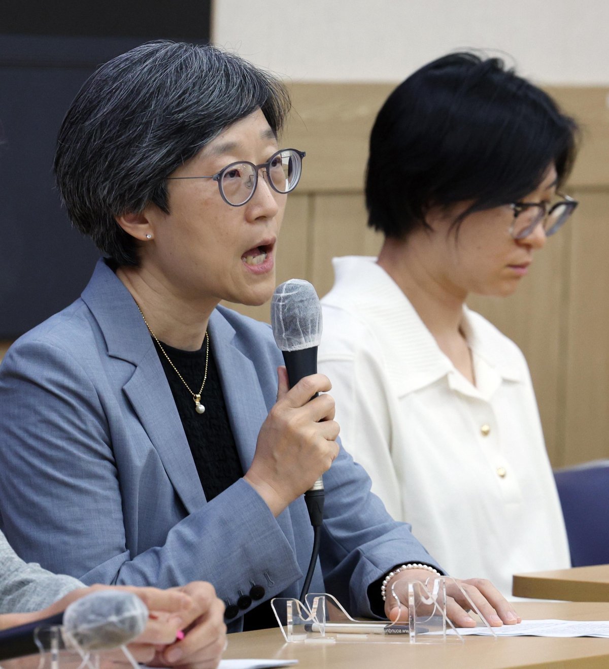 14일 서울 종로구 서울대 의대에서 열린 기자회견에서 강희경 서울대 의대·병원 교수협 비대위원장(왼쪽)은 “(17일 무기한 휴진 후에도) 희귀병·중증·응급 환자는 예정대로 진료하기 때문에 진료실 문을 완전히 닫는 경우는 거의 없을 것”이라고 밝혔다. 뉴스1