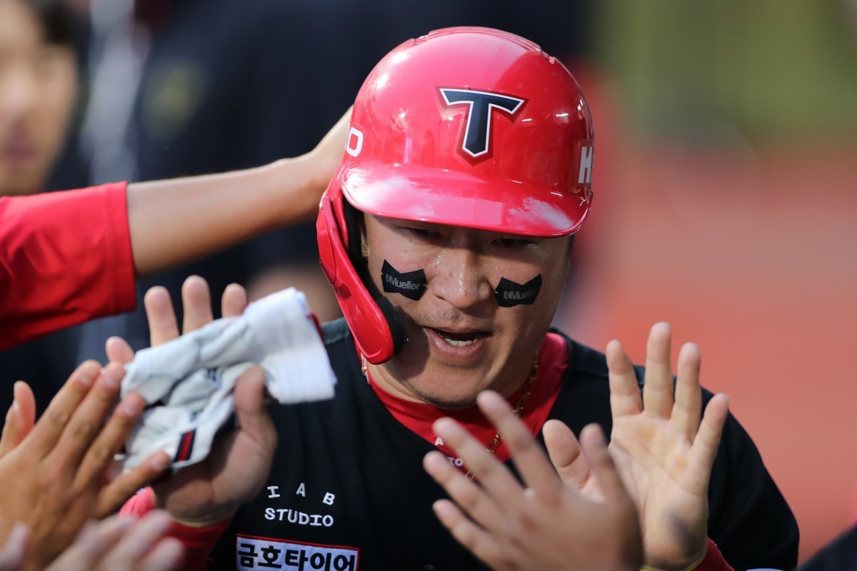 KIA Choi Hyung-woo is being welcomed by his teammates after recording 6 RBIs on the 14th.  Provided by KIA