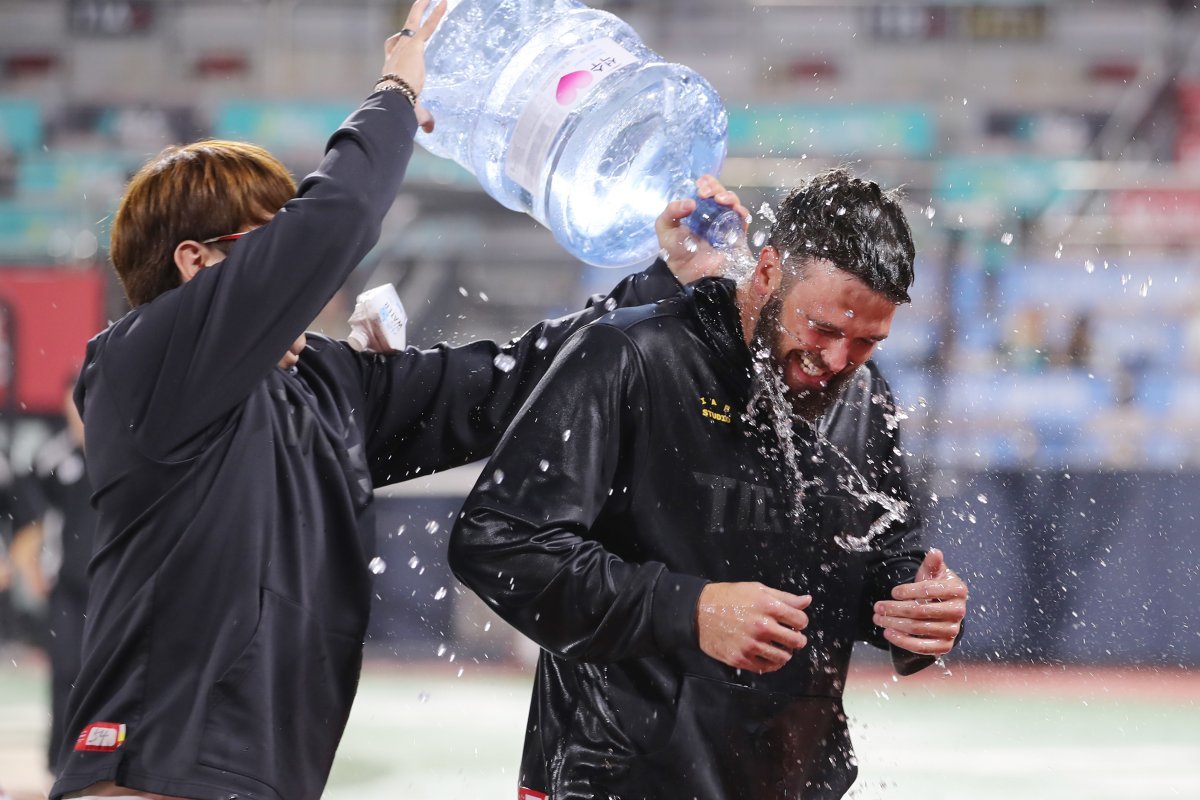 KIA's new foreign pitcher Aldred is being showered with congratulations from his teammates after winning his first win against KT on the 14th.  Provided by KIA