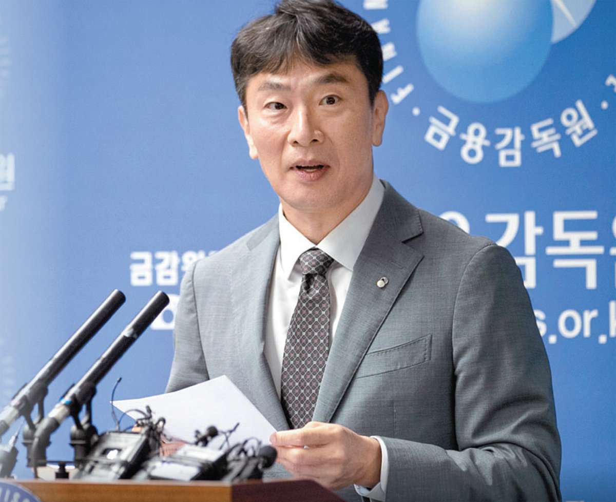 이복현 금융감독원장이 14일 오전 서울 영등포구 금감원에서 브리핑을 열고 "형사법 영역에서 배임죄 등으로 이사회 의사결정이 과도하게 형사처벌 대상이 되고 있다" 며 배임죄는 현행 유지보다는 폐지가 낫다는 입장을 밝혔다. 뉴스1