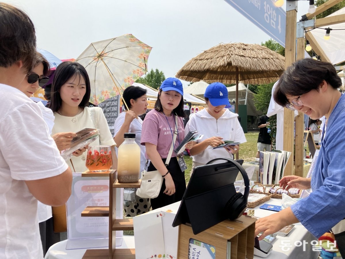 청년마을 패스티벌 참가자들이 14일 함양  ‘고마워 할매’  부스를 구경하고 있다. 신석호 기자.