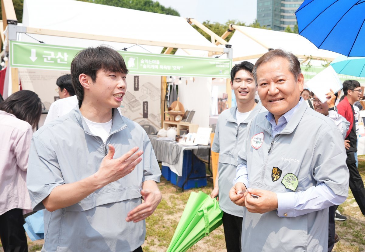 설동원 대표가 14일 행사장을 방문한 이상민 행정안전부 장관을 안내하고 있다. 행정안전부 제공.