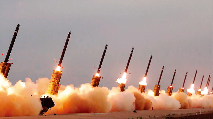 북한이 5월 30일 김정은 국무위원장 참관 하에 실시한 초대형 방사포 위력시위사격. 뉴시스