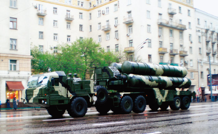 당초 이라크가 러시아로부터 구입하려다 무위에 그친 지대공 무기체계 S-400. 위키피디아