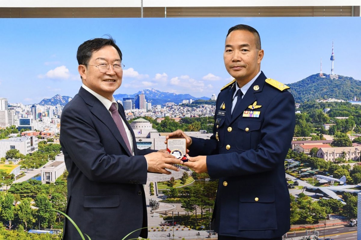 백승주 전쟁기념사업회장이 색산 칸타 태국 공군참모장(공군대장)과 접견실에서 기념사진을 찍고있다.