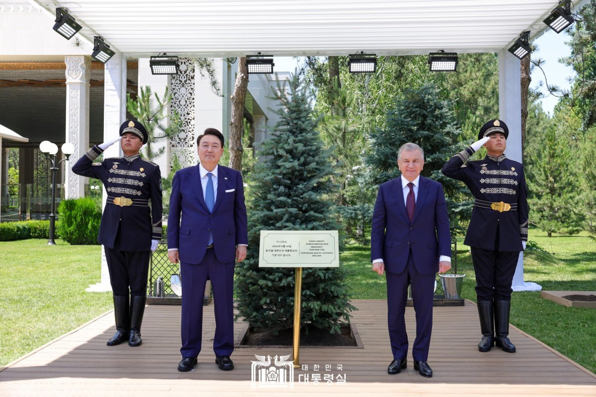 President Yoon Seok-yeol takes a commemorative photo after planting a commemorative tree with Uzbekistan President Shavkat Mirziyoyev at the flower bed of the Presidential Palace guest house in Tashkent, Uzbekistan, on the 14th (local time).  Office of the President website