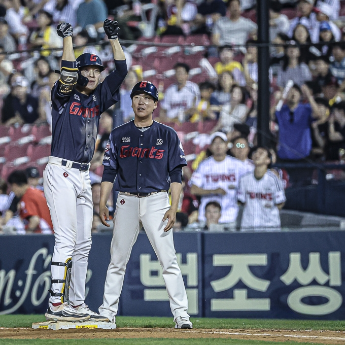 15일 프로야구 잠실 경기 9회초 1사 1, 2루 상황에서 결승타를 친 롯데 나승엽(왼쪽). 롯데 제공