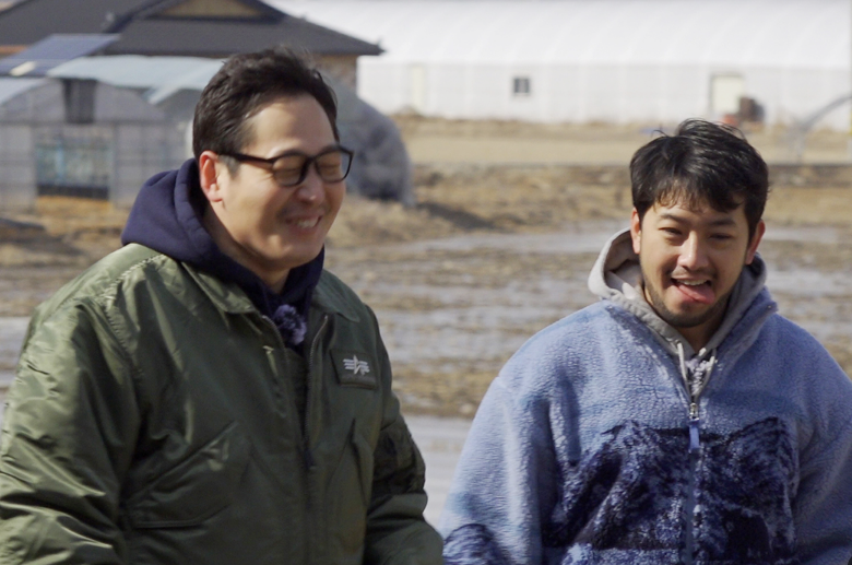 YouTube content ‘Ramen Kkondae’ that Kim Poong has been hosting since 2021.  Inviting her guests, Kim Poong cooks her ramen using her own recipe.  He also frequently collaborates with webtoon writer Lee Mal-nyeon (right), also known as ‘Calm Man.’  Provided by CJ ENM