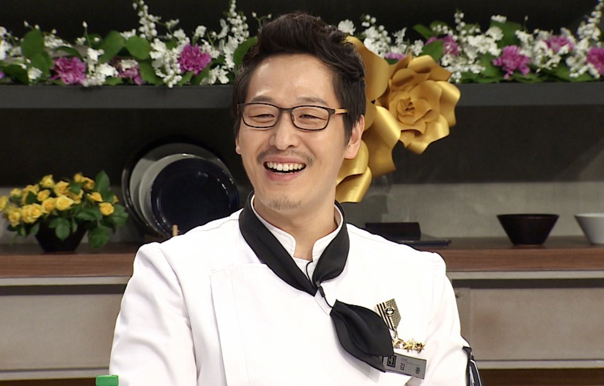 Kim Poong became famous as a ‘home cooking researcher’ while appearing on JTBC’s entertainment show ‘Please Take Care of My Refrigerator’.  JTBC screen capture