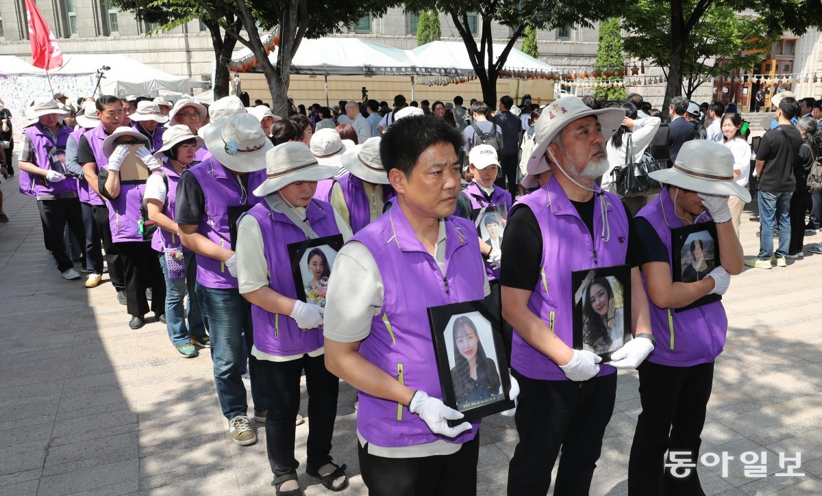 500여 일간 설치돼 있던 분향소 천막을 뒤로 하고 서울광장을 한 바퀴 돌아 새 추모공간이 마련된 부림빌딩을 향합니다.