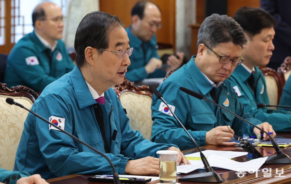 대한의사협회와 대학병원, 일부 개원의가 18일 집단 휴진을 예고한 가운데 한덕수 국무총리가 16일 오전 서울 종로구 정부서울청사에서 열린 의사집단행동 중앙재난안전대책본부 회의에 참석하고 있다. 박형기 기자 oneshot@donga.com