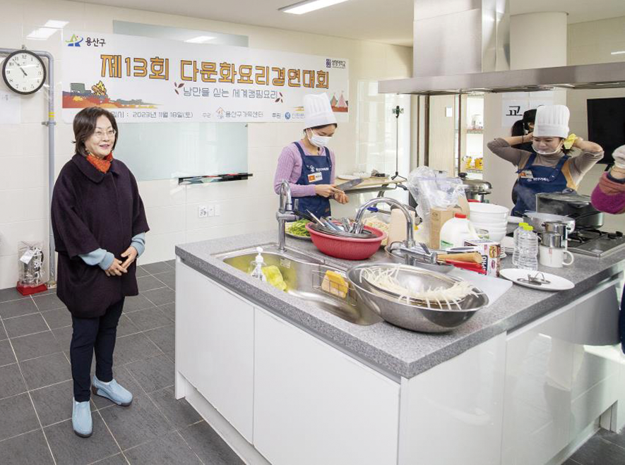박희영 용산구청장(왼쪽)이 지난해 다문화 요리경연대회에서 다문화 가족 참가자를 격려하고 있다. 용산구 제공
