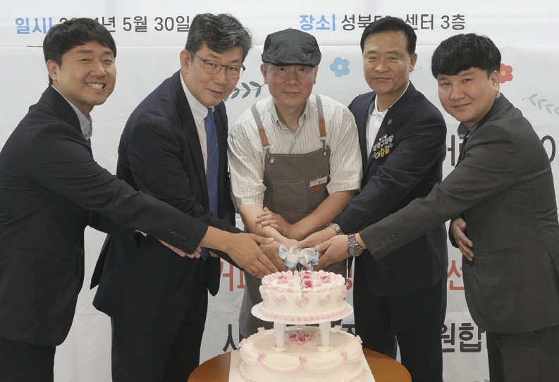 이승로 성북구청장(오른쪽에서 두 번째)과 김남근 더불어민주당 국회의원(왼쪽에서 두 번째)이 커피정원 성북50플러스센터점 개업식에 참가했다. 성북구 제공