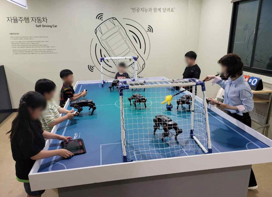 서울 성동구 4차산업혁명체험센터에서 어린이들이 로봇 축구 프로그램을 체험하고 있다. 성동구 제공
