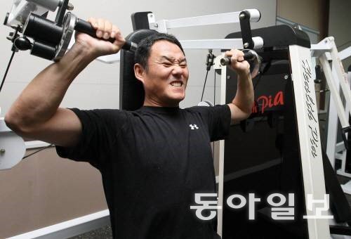 문동환이 선수 시절 웨이트 트레이닝을 하는 모습. 문동환은 여러 차례의 수술에도 오뚜기처럼 일어나 재기에 성공했다.    동아일보 DB