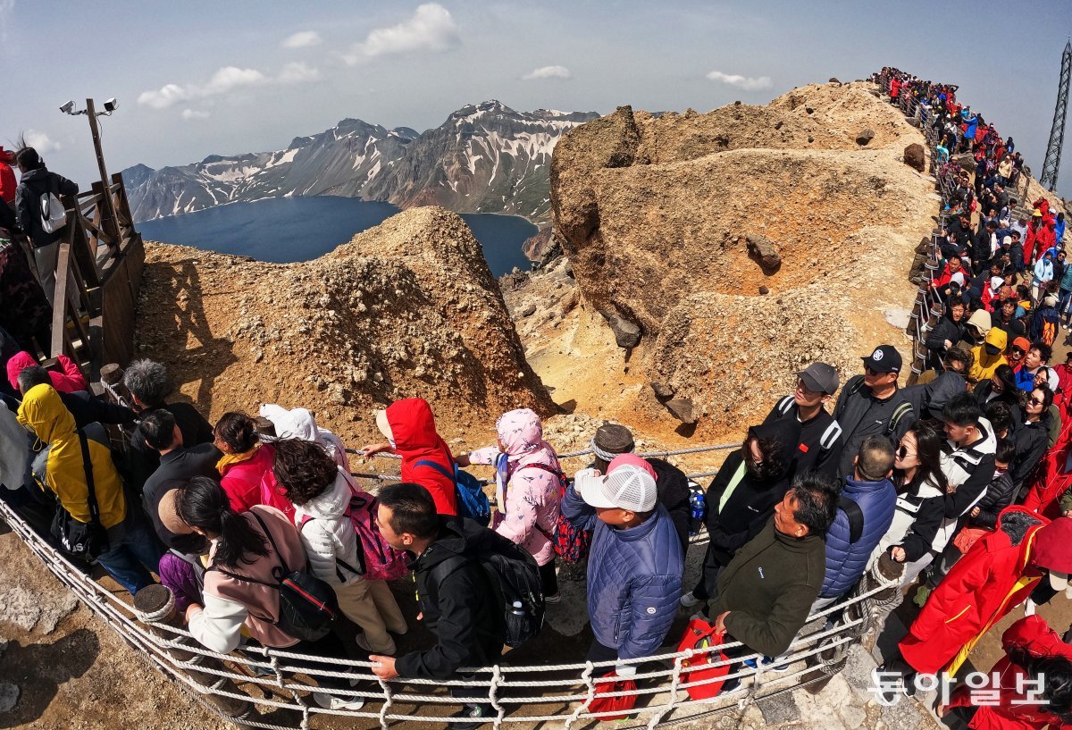 지난 11일 백두산(2,744m) 천지가 중국인 관광객들로 인산인해를 이루고 있다. 백두산=이한결 기자 always@donga.com