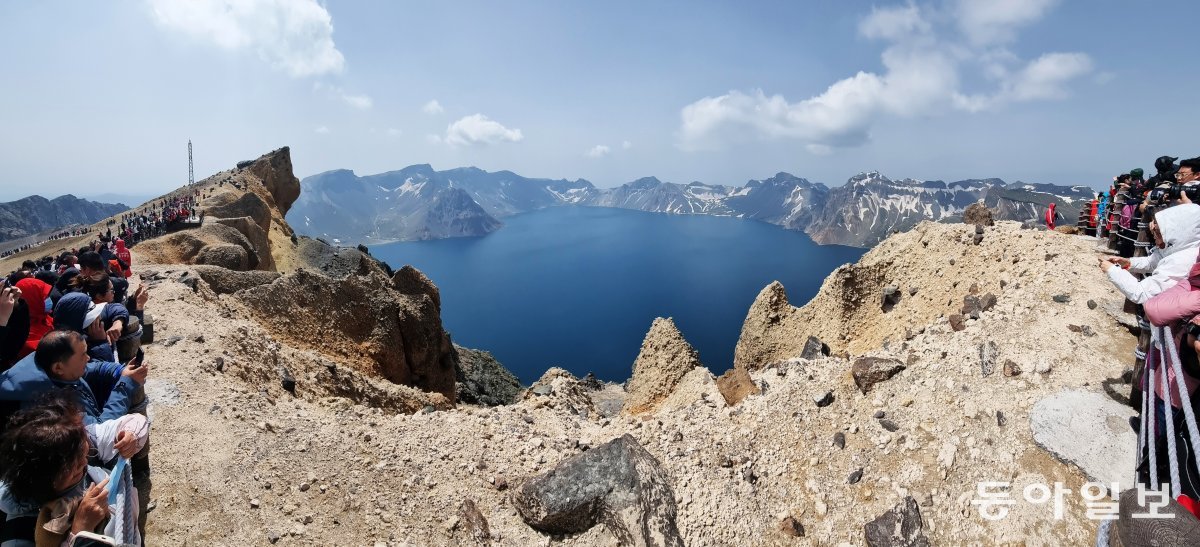 지난 11일 백두산(2,744m) 천지가 중국인 관광객들로 인산인해를 이루고 있다. 백두산=이한결 기자 always@donga.com